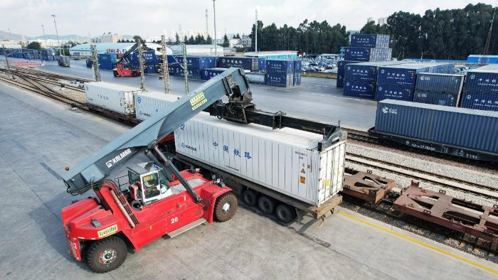 中老国际货物列车冷链集装箱装车作业。人民铁道报驻云南记者站 杨紫轩 摄