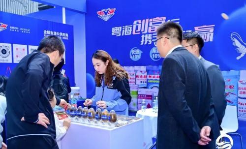 企业展区气氛热烈