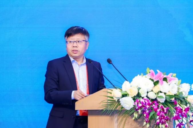西安石油大学副校长 张骁勇主持会议