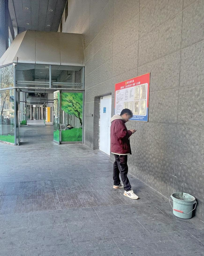 3月29日中午，西直门凯德茂商场西门外有人在吸烟。新京报记者 吴婷婷 摄