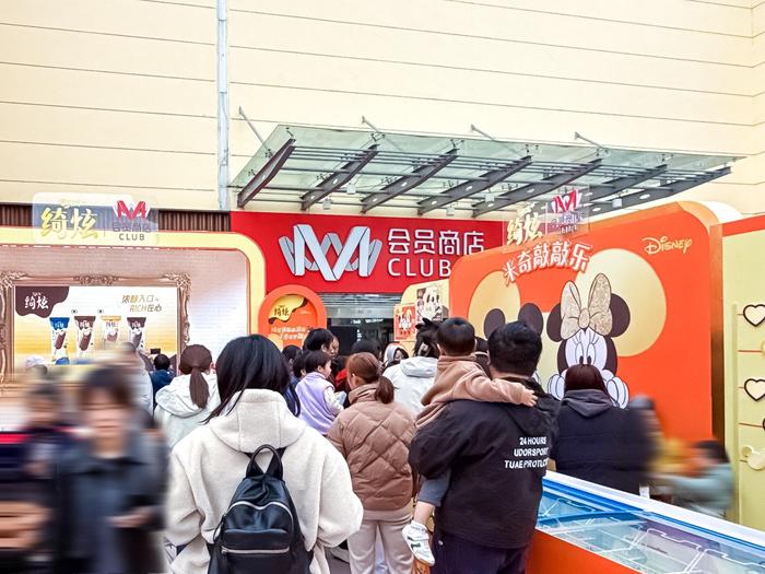 图:顾客现场参与互动购买新品