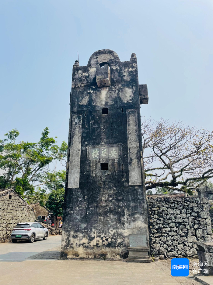 　　海口三卿村矗立的火山石碉楼——安华楼。记者 程小丹 摄