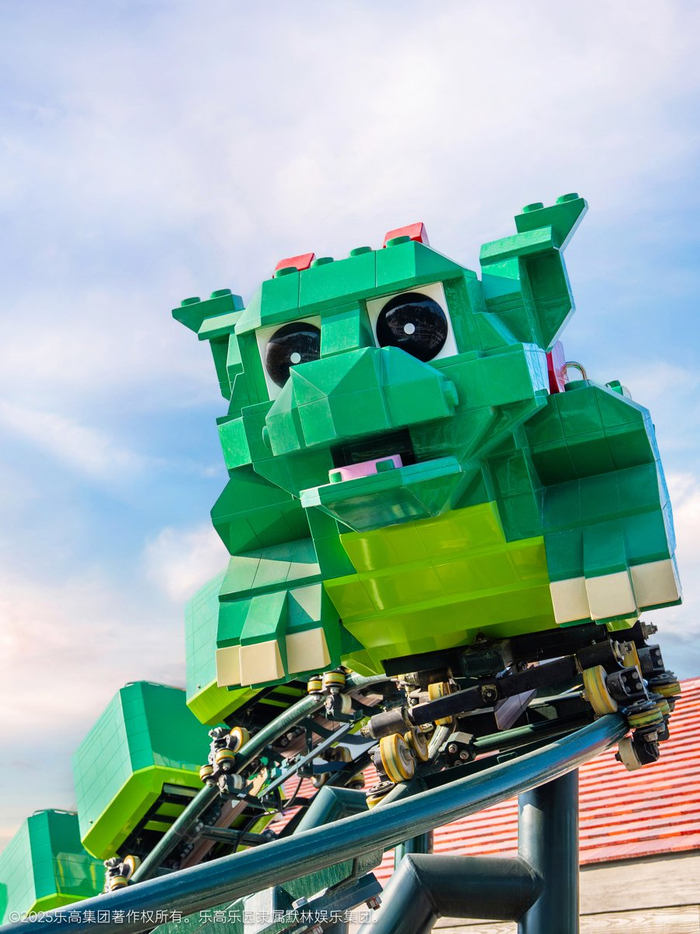 上海乐高乐园小龙飞车落成开跑。受访者供图