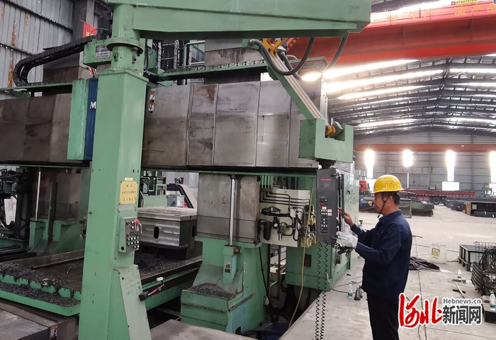 3月21日，河北恒升智能装备有限公司，工作人员正在调试新采购的进口工业母机数控龙门加工中心。 河北日报记者 李冬云摄