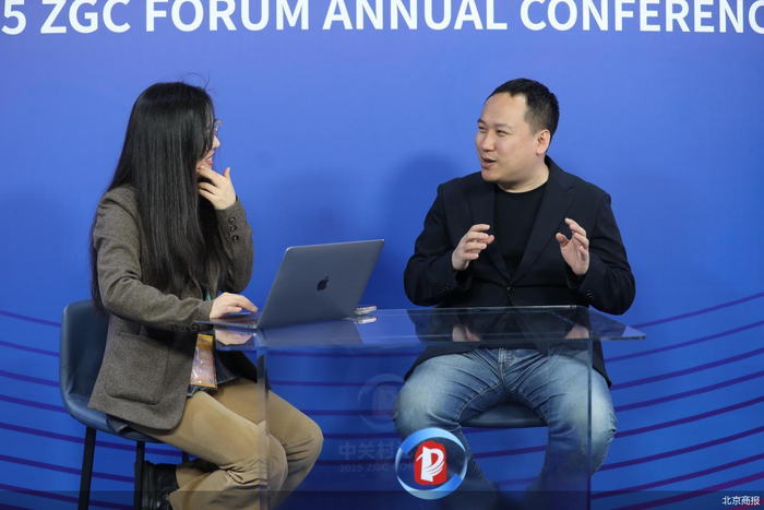 程昊（右）接受北京商报记者专访（张笑嫣/摄）