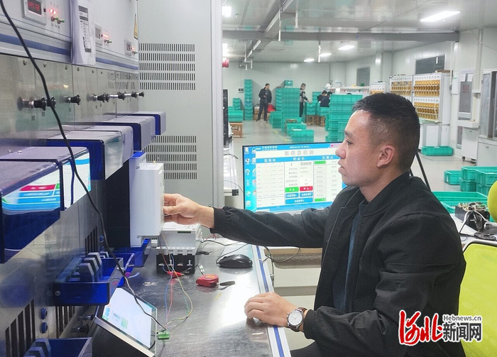 3月21日，河北和赢电气有限责任公司工作人员正在进行智慧用电设备出厂前检测。 河北日报记者 李冬云摄