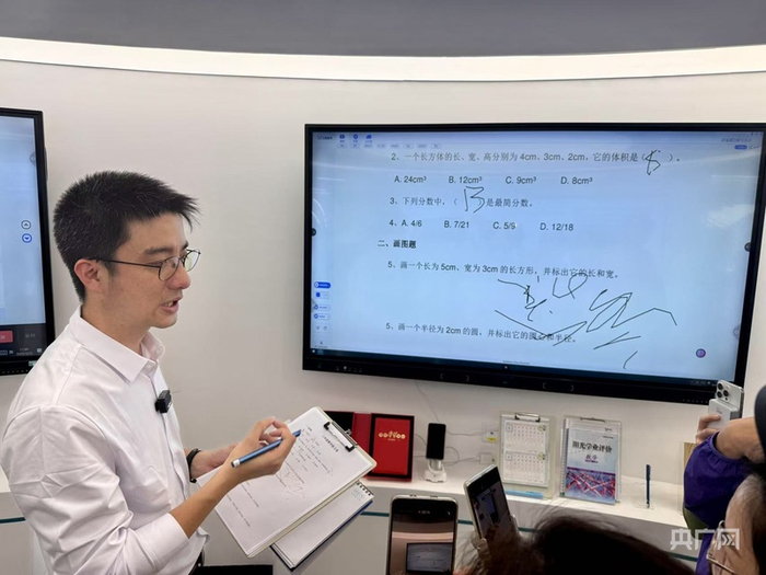 云蝶科技研发人工智能大模型赋能教育领域（央广网发  实习记者冯筱雅  摄）