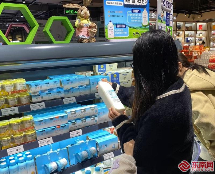 消费者选购商品时在查看配料表。