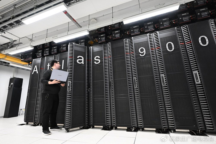 2月25日，位于廊坊开发区的河北人工智能计算中心工作人员在液冷机房巡检。河北日报记者赵永辉摄