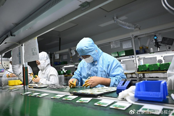 日前，华田信科（廊坊）电子科技有限公司员工在生产线工作。河北日报记者赵永辉摄