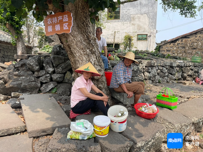 　　三卿村设置的农特产品展销区。记者 程小丹 摄