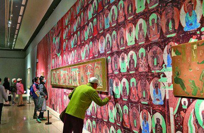 观众在中国美术馆参观“墨韵文脉——甘肃丝路艺术珍品展”。本报记者 郭俊锋摄/光明图片