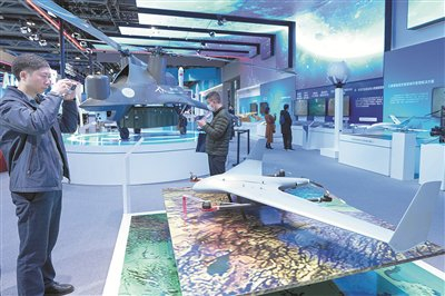 图为在中关村展示中心常设展内，一名参观者参观展出的“16V复合翼无人机”。 新华社记者 鞠焕宗 摄