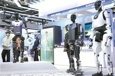 图为在中关村展示中心常设展上，人形机器人“天工”向参观者招手示意。