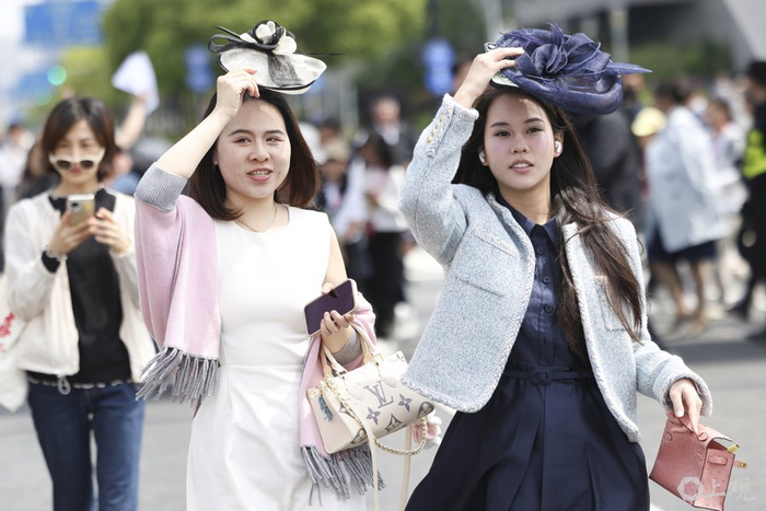 观众也是一道风景线——新民晚报记者 李铭珅摄