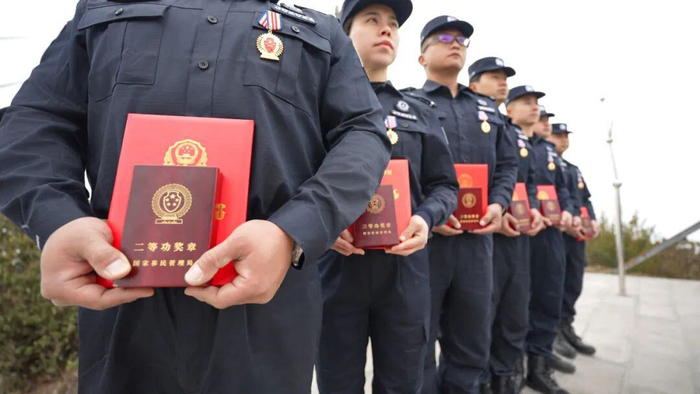 腾冲边检站立功受奖人员手持勋章证书