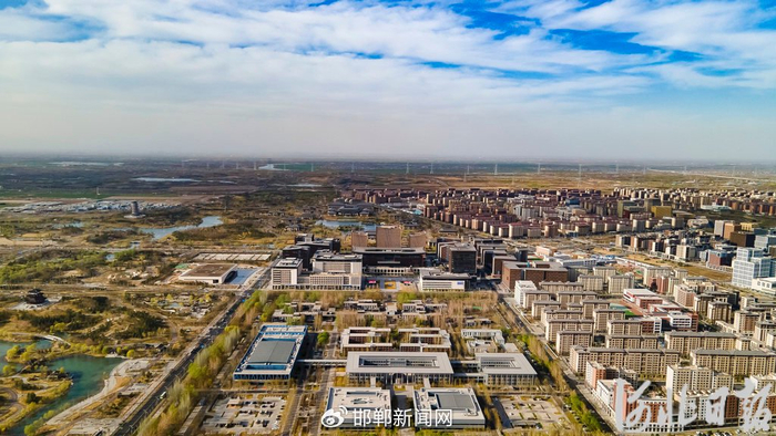 3月25日拍摄的雄安新区市民中心。河北日报记者刘光昱摄