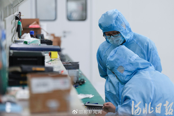 近日，在雄安新区科创中心中试基地内，陈伟（后）和技术人员探讨技术问题。河北日报记者李畅摄