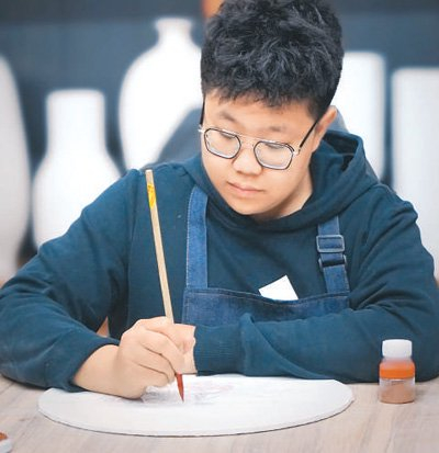 工艺 德州窑红绿彩非遗代表性传承人刘鸿飞在绘制红绿彩瓷器作品。受访者供图