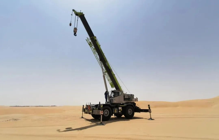 中联重科工程起重机在阿联酋 图/中联重科官网