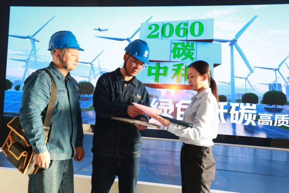 国网庆阳供电公司在“中国算谷.智慧庆阳”大数据中心讲解安全用电常识 王刚刚 摄