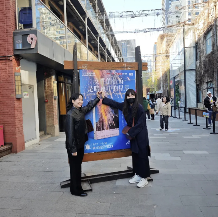 穿过书脊的窄门,走向春天|2025北京图书市集•春季场回顾|读者|北京市|书评_新浪新闻