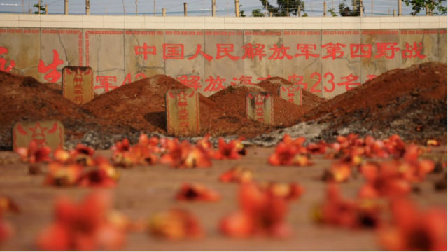 关连强为23座烈士墓添了石碑。