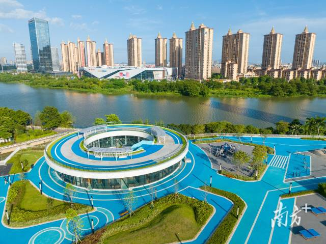 榕城区北部水质净化厂是揭阳第一座半地下式水质净化设施，也是粤东首座复合型水质净化厂。陈憧炜 摄