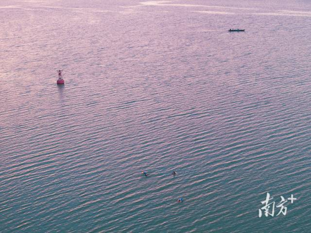 夕阳下的榕江。