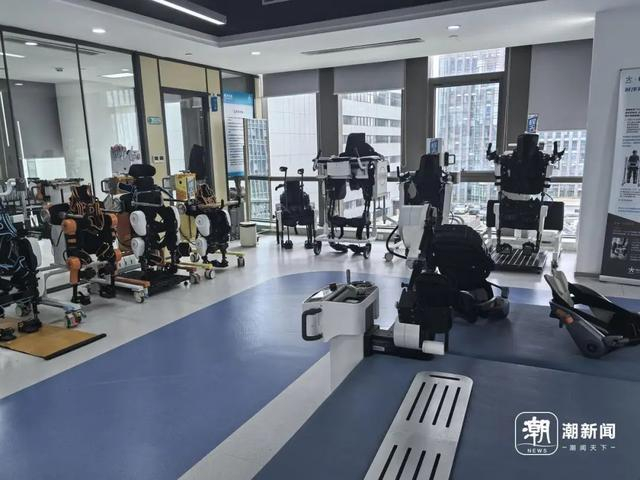 程天科技不同型号的外骨骼机器人。记者 陈颖 摄