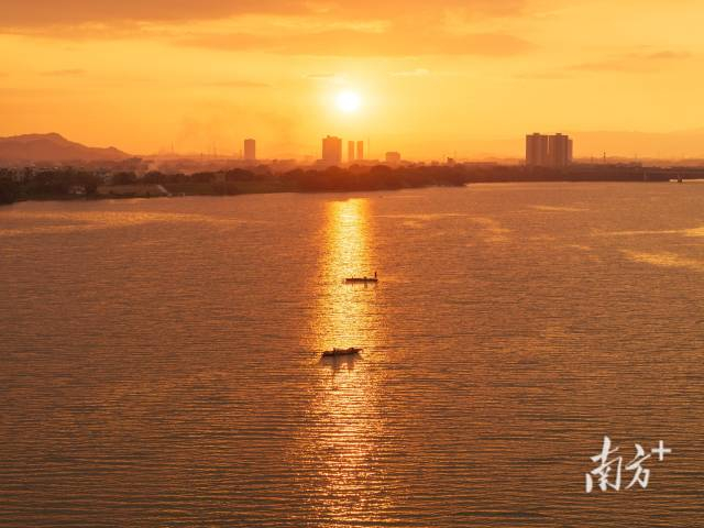 夕阳下的榕江。