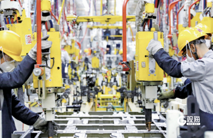 位于莱西市的北京汽车制造厂青岛总部基地生产车间，工人在进行焊接作业。