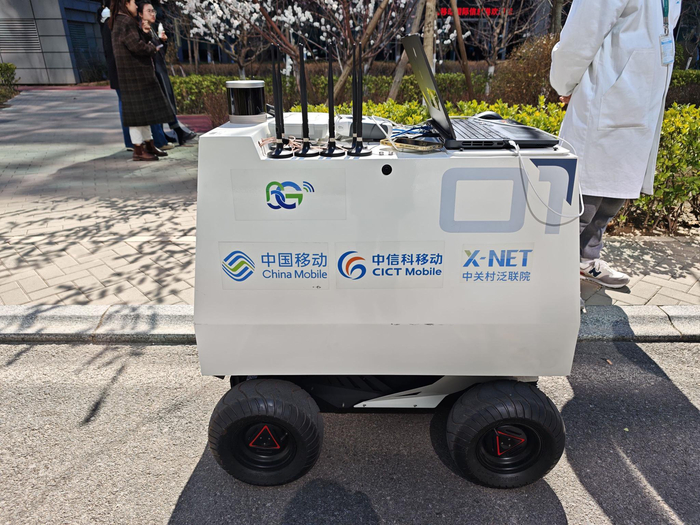 正在园区进行测试的6G终端原型小车  本报记者 杨洁 摄