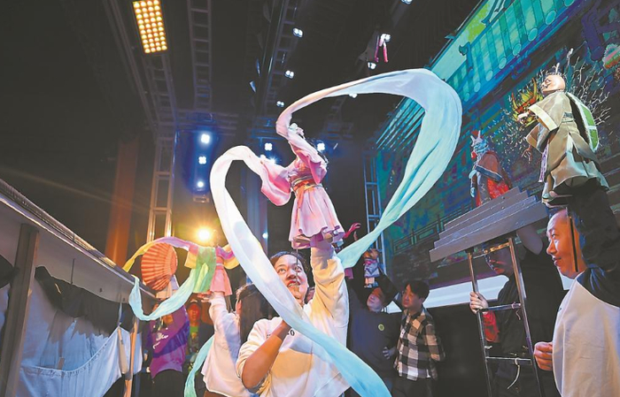 近来每个周末，最新编排的《哪吒闹海》精选片段在漳州木偶艺术表演馆上演。施辰静 摄