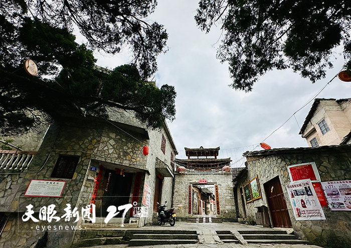 鲍家屯村口。