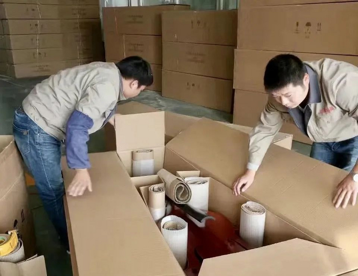 工人用纸箱打包大提琴