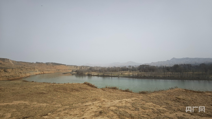 图为黄河尖扎段，河水流经形成一处凹岸（央广网记者  汪晓青  摄）