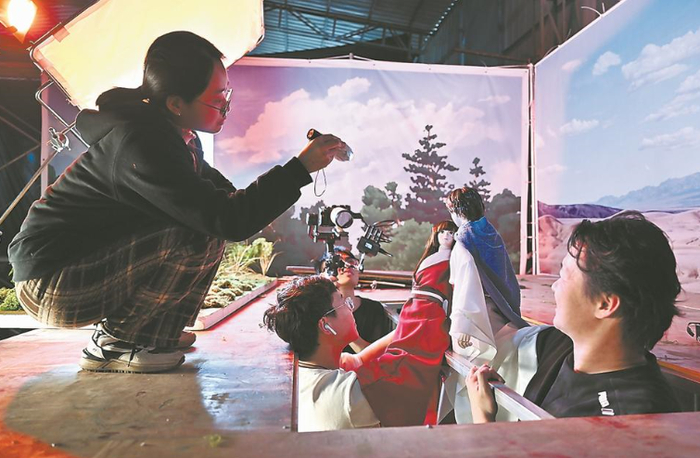 “90后”团队“布袋不呆”正在拍摄布袋木偶短视频。 施辰静 摄