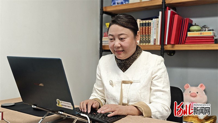 3月13日，姚培正在梳理雄安新区金融岛站周边一体化开发项目设计方案。河北日报记者 曹铮摄