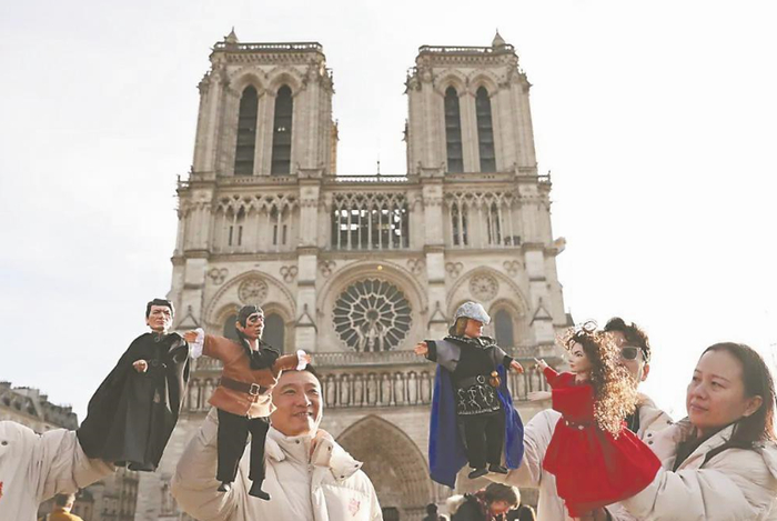 去年底，漳州布袋木偶新剧《巴黎圣母院》在巴黎圣母院广场上演快闪。（受访者供图）