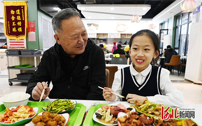 3月21日，在雄安新区容东片区定安社区食堂，居民正在用餐。河北日报记者刘光昱摄