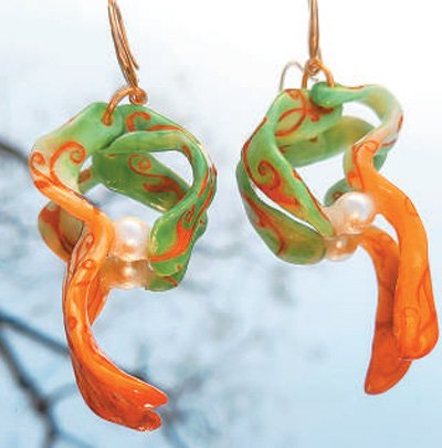 德州窑红绿彩陶瓷首饰。受访者供图