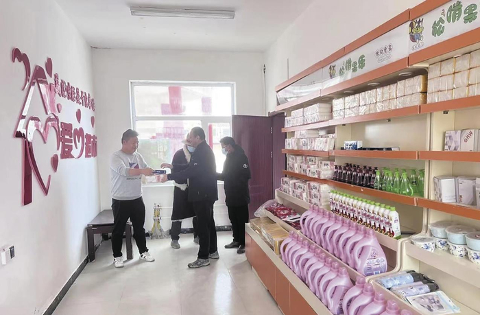群众在爱心超市兑换商品。祁连县委组织部、峨堡镇党委供图