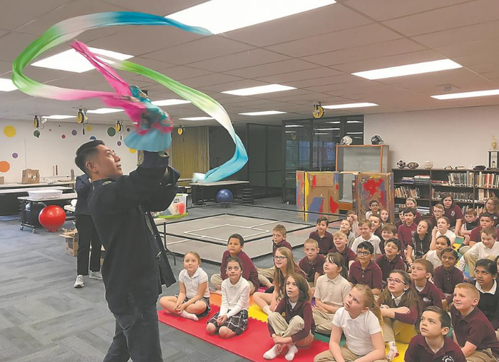 在美国校园，省级非遗代表性传承人陈黎晖的表演深深吸引了小朋友。（受访者供图）