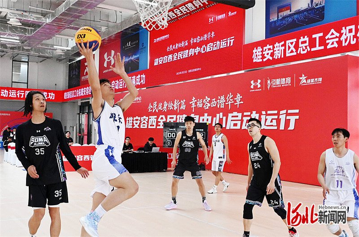 3月23日，在雄安新区容西全民健身中心，体育爱好者在打篮球。