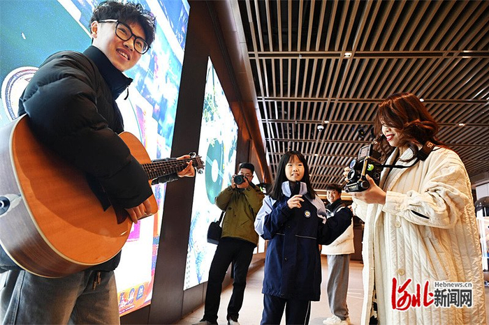 1月19日，数名雄安年轻人在雄安商服会展中心地下商业环廊唱歌、拍照。河北日报记者刘光昱摄