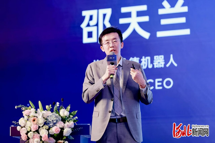 图为邵天兰参加人工智能行业论坛并进行主题演讲。梅卡曼德供图