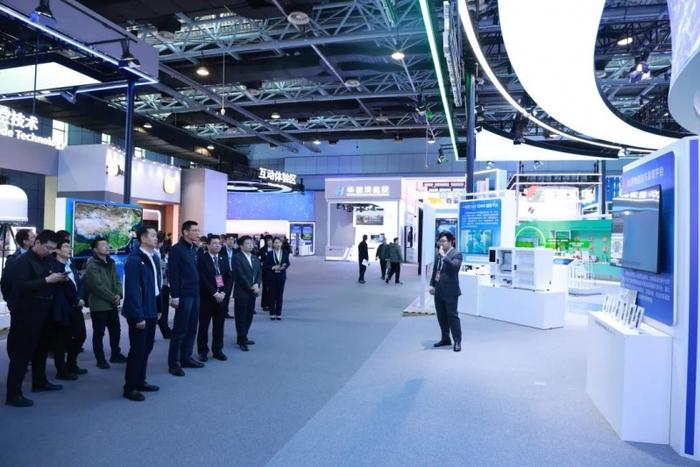 国家发展改革委高技术司副司长赵志丹一行参观剂泰医药展台
