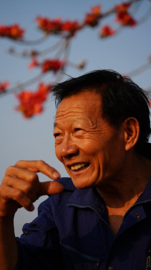 关连强说，等他老了，儿子们会接替他继续守护烈士墓。