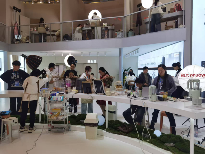 九阳在展厅搭起2层楼，设置了十几个直播间。桑雪骐/摄